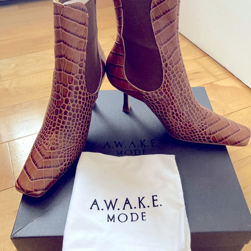 A.W.A.K.E. Mode boots